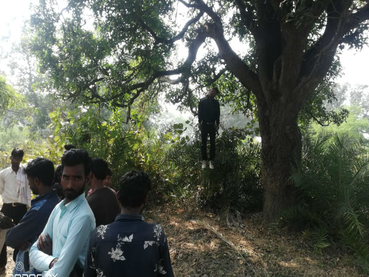 बेटे सरमन पटेल की लटकी लाश को देखते हुए ग्रामीण।