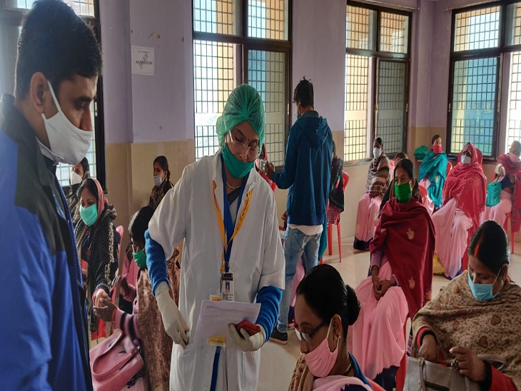 ट्रायल के दौरान लिस्ट में नाम चेक करतीं डॉक्टर।