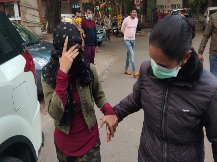 तरन्नुम को जेल ले जाते हुए पुलिसकर्मी।