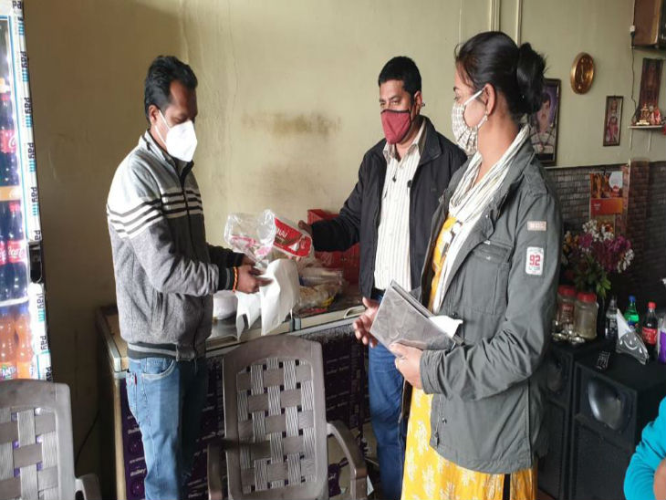 पॉलीथिन जब्त करते हुए टीम