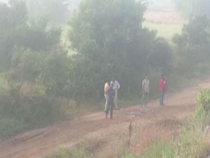 पहाड़ी के रास्ते पर इस तरह लोग खड़े रहे