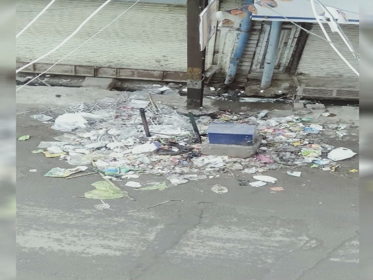 सफाई कर्मचारियों की हड़ताल के कारण शहर में कचरा बिखरा है।