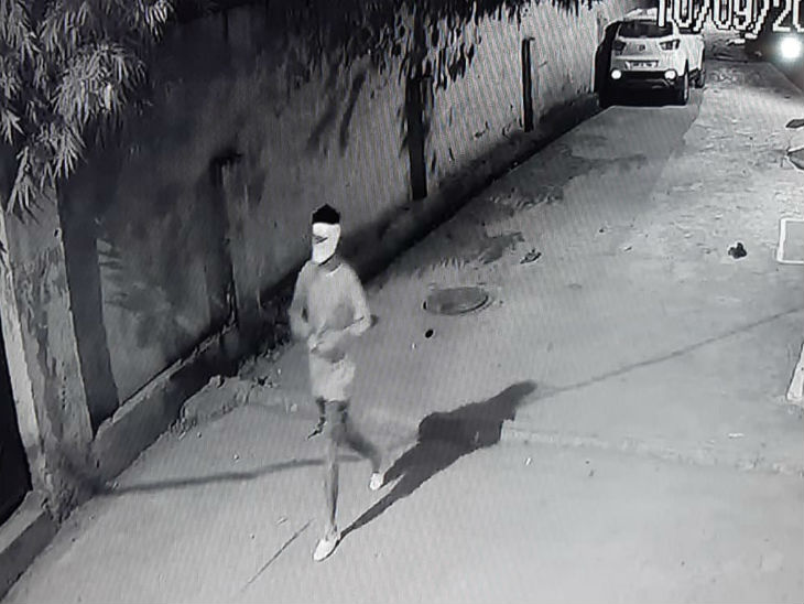 कार में आग लगाने से पहले के सीसीटीवी फुटेज, जिसमें एक संदेही दिख रहा है।