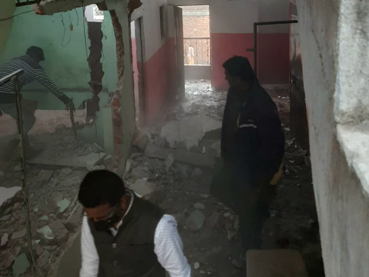 हनुमान गंज इलाके में पुलिस और नगर निगम की कार्रवाई।