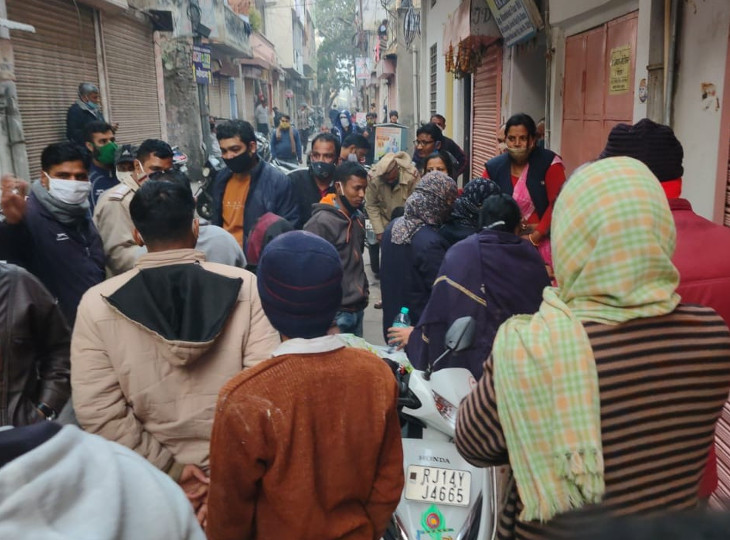 घटना स्थल पर लगी लोगों की भीड़।