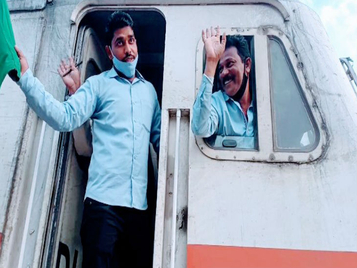 हरी झंडी दिखाकर ट्रेन की रवाना।