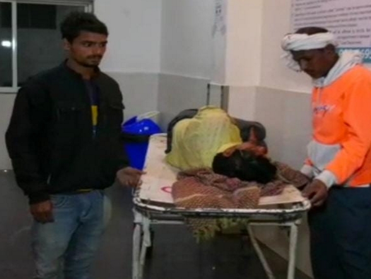 घायल को उपचार के लिए अस्पताल लेकर पहुंचे परिजन।