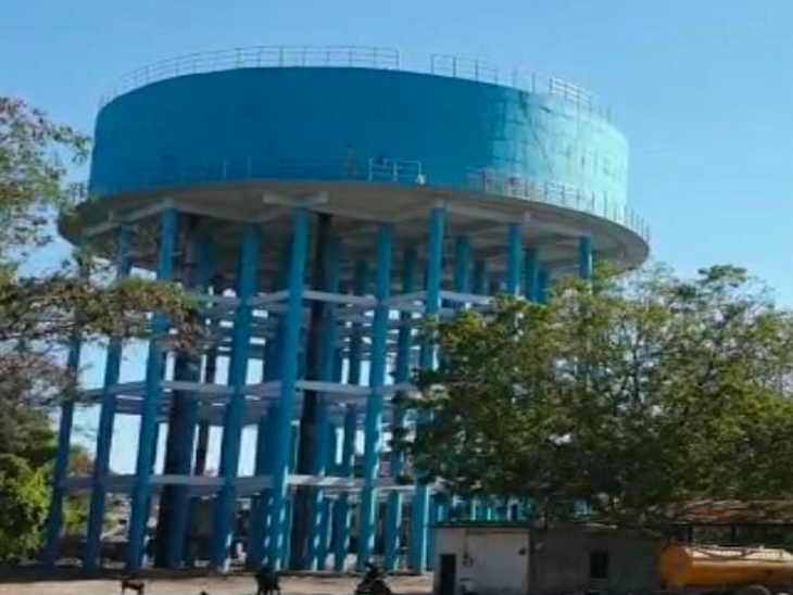 मेघदूत गार्डन में बनी पानी की टंकी से ही छोड़ा जा रहा ट्रीटेड वॉटर।