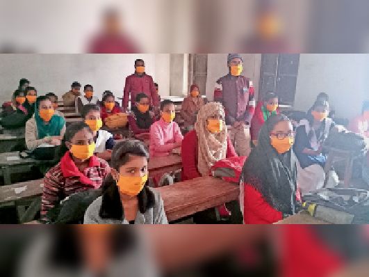 शहर के आर्य कन्या हाईस्कूल में क्लास करतीं छात्राएं।