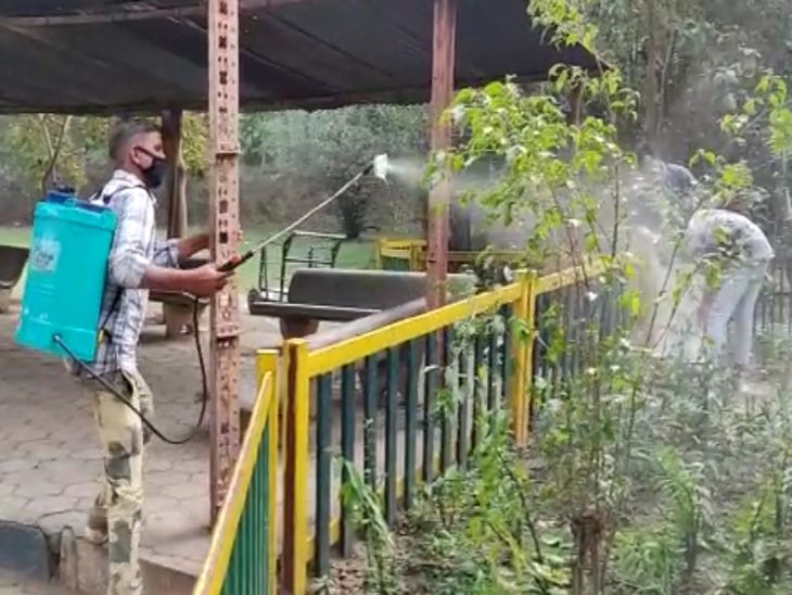 सुबह शाम पूरे परिसर को सैनिटाइज भी किया जा रहा है।