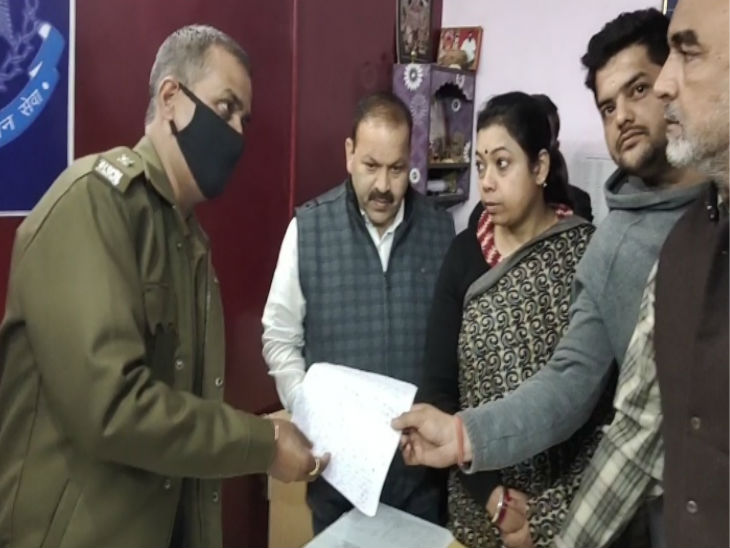 टीआई माधवगंज को हटाने के लिए एएसपी सतेन्द्र सिंह को आवेदन देते विधायक सतीश सिकरवार व अन्य कांग्रेस नेता