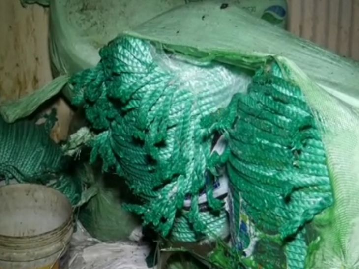 गोदाम में आग लगने के बाद फायर टीम ने सामान को बाहर निकालने की कोशिश की।