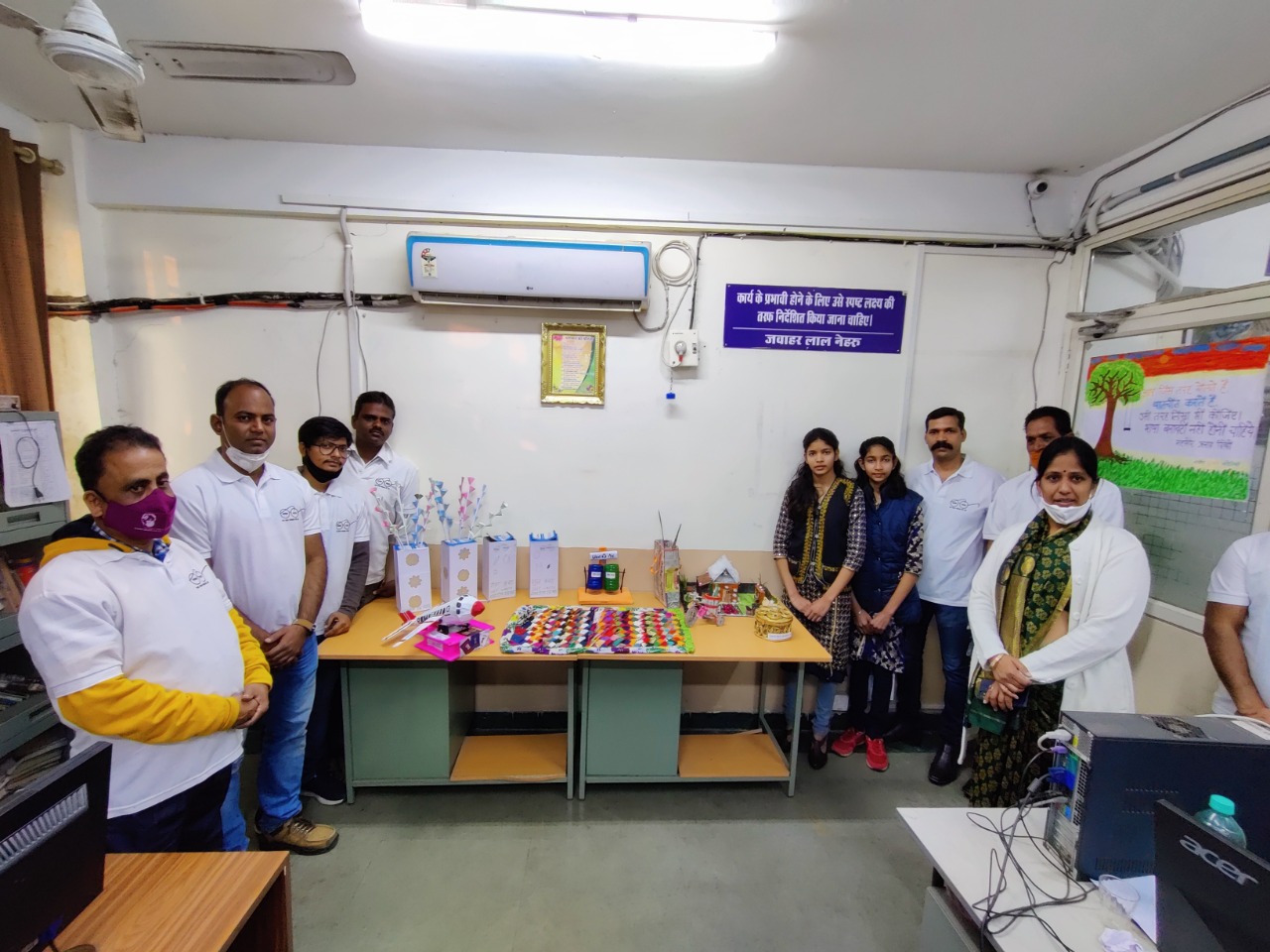 पासपोर्ट ऑफिस में बेस्ट आउट ऑफ वेस्ट थीम पर बनाए क्रिएटिव आइटम्स के साथ क्षेत्रीय पासपोर्ट अधिकारी रश्मि बघेल और अन्य।