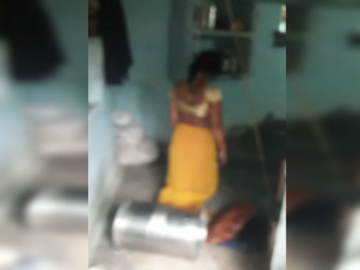 फंदे पर झूलती पत्नी रेवती अहिरवार।