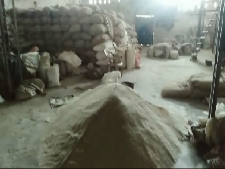 कंपू स्थित फैक्ट्री में पैक होता मिला चावल