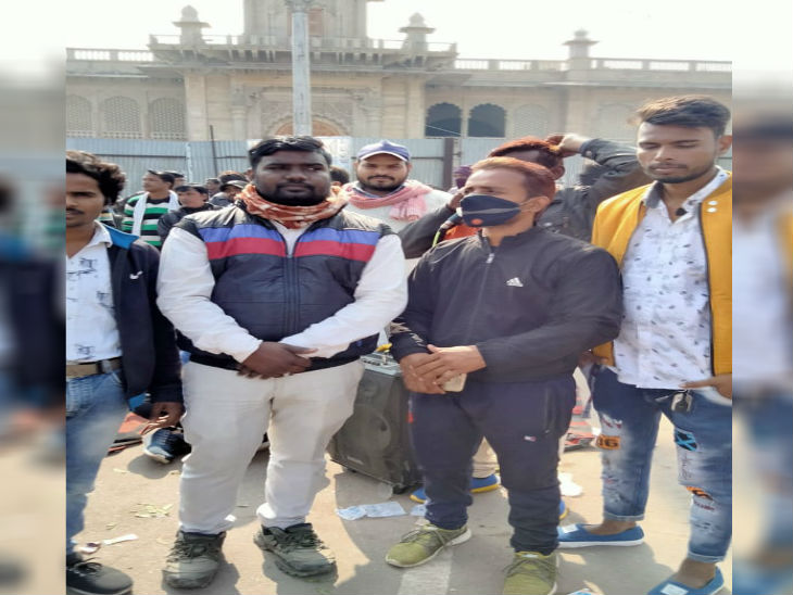 महाराज बाड़ा पर सुबह से शाम तक इसी तरह खड़े रहे सफाई कर्मचारी, नहीं किया काम