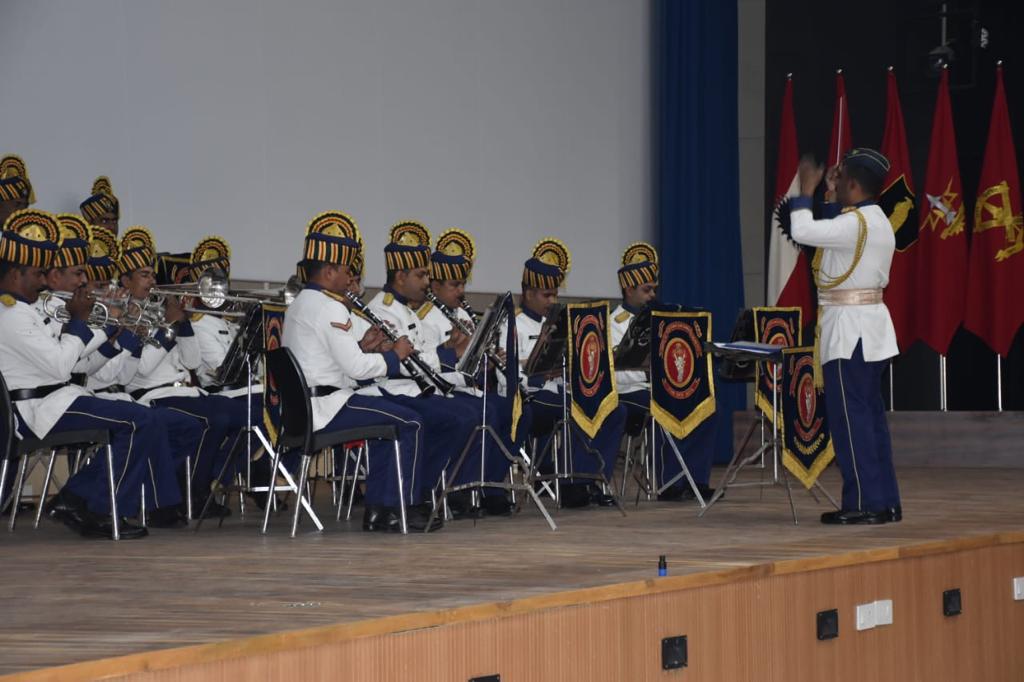 बैंड परफॉर्मेंस देते कलाकार।