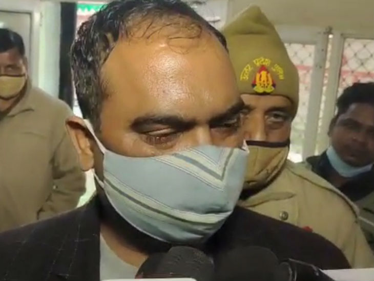अजय ने श्मशान घाट में हुए निर्माण में अधिकारियों पर 28% कमीशनखोरी का आरोप लगाया है।