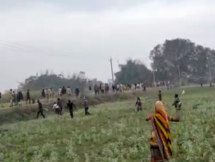 ग्रामीणों ने पुलिस टीम को दौड़ाया।