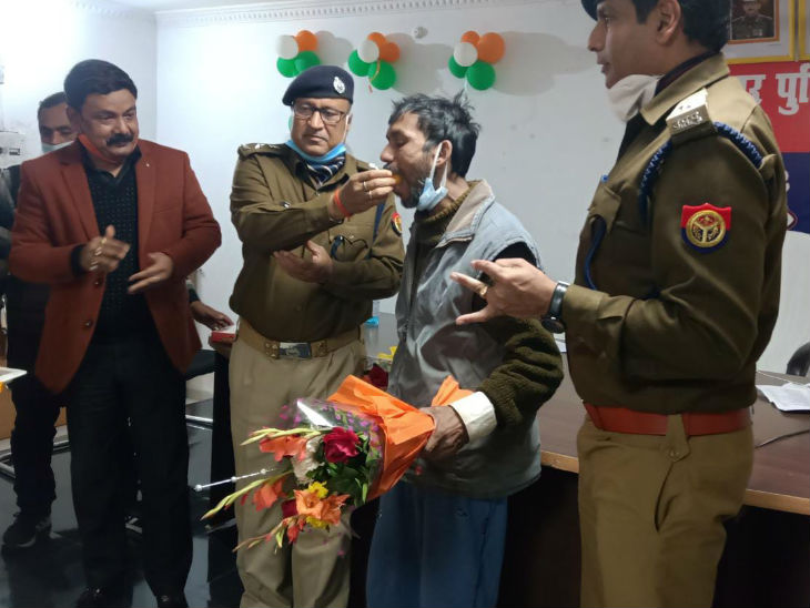 पुलिस लाइन में डीएम और एसपी ने मिठाई खिलाकर किया पुनवासी का स्वागत।