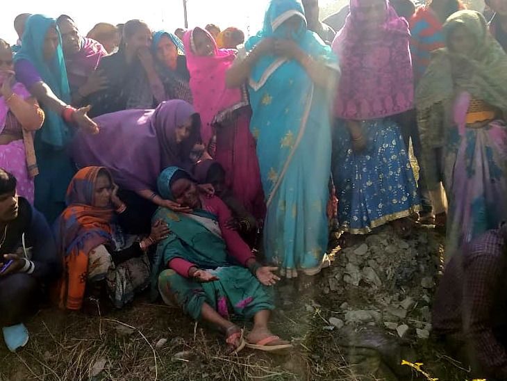 युवक को देखकर रोते बिलखते परिजन।