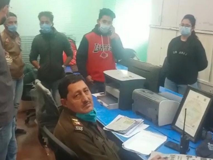 कार्रवाई के दौरान पुलिस अधिकारी जांच करते हुए