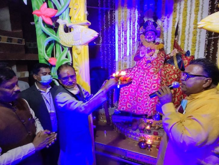 गोदादेव मंदिर में आरती उतारकर लिया आशीर्वाद।