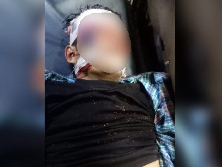 हादसे के बाद लोगों ने घायलों को अस्पताल पहुंचाया।