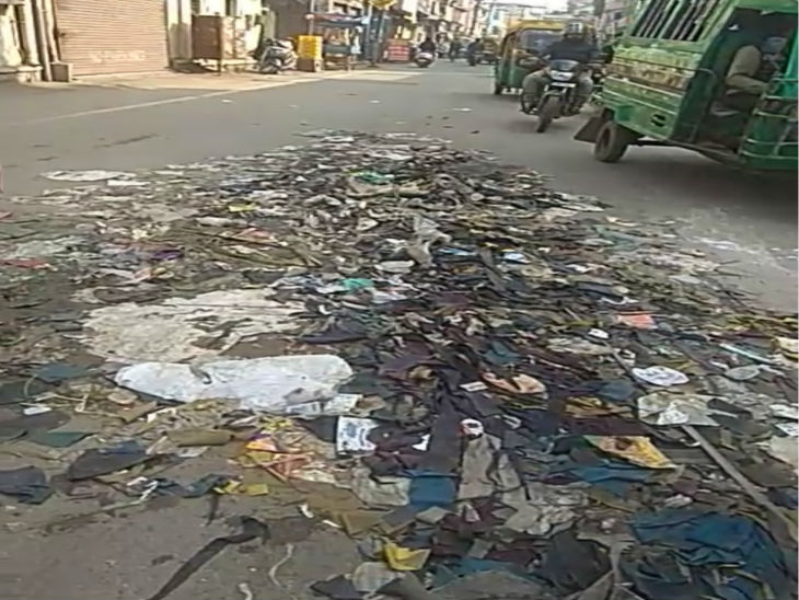 शहर में बुधवार को भी कचरा नहीं उठा, जगह-जगह गंदगी के ढेर लगे हैं।