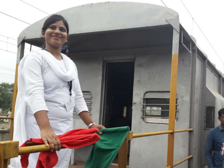 मंगलवार को पालघर से वडोदरा तक चली मालगाड़ी में गार्ड की ड्यूटी करतीं अनुष्का रे।