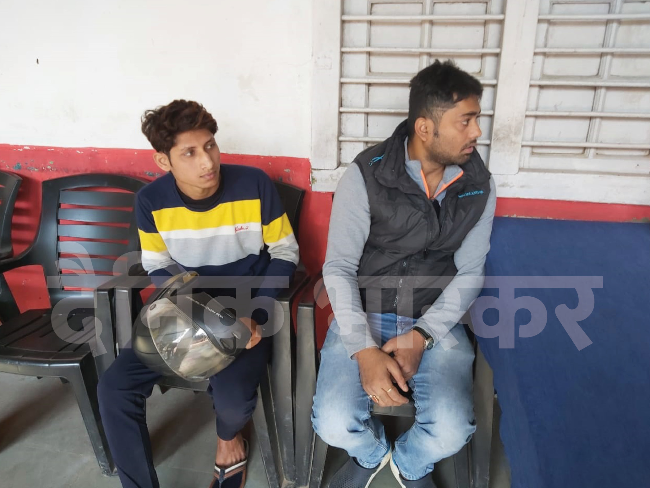 SSP ऑफिस में अपने साथी के साथ बैठा आशुतोष