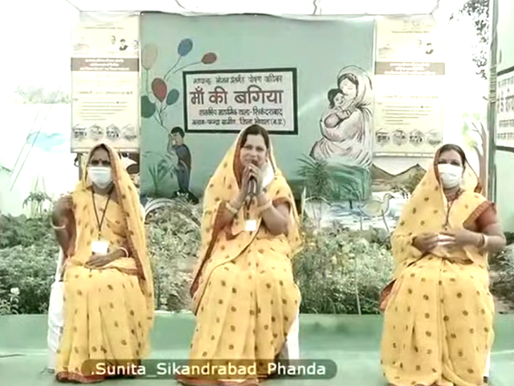 फंदा प्राथमिक शाला की रसोइया सुनीता से सीएम की चर्चा।