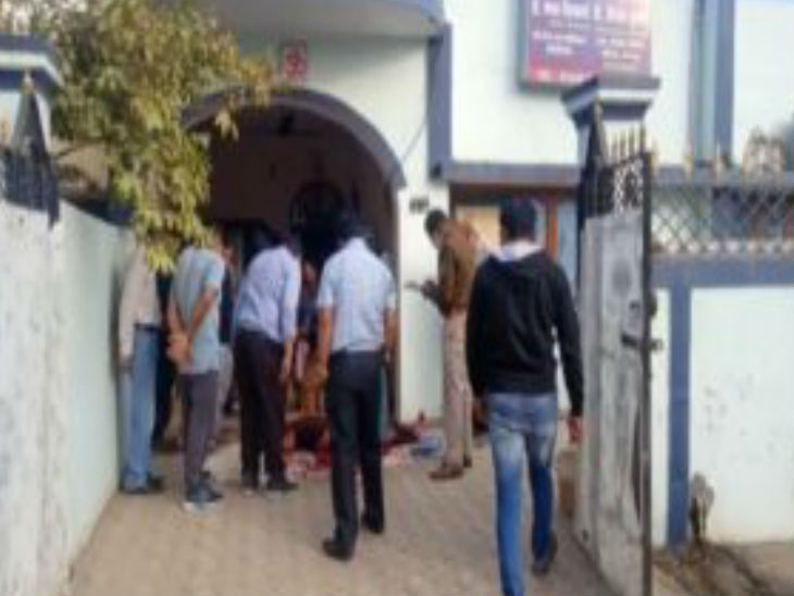 वारदात की खबर पाकर पहुंचे सहकर्मी डॉक्टर व पुलिस
