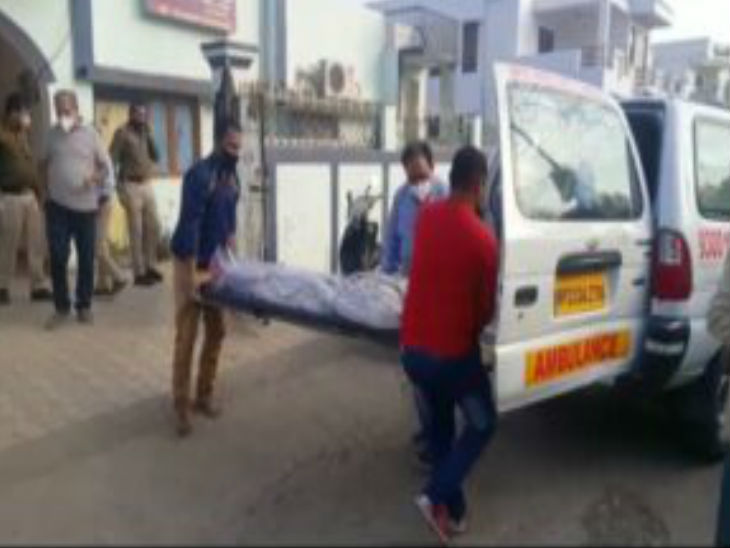 शव को मेडिकल ले जाते हुए कर्मी