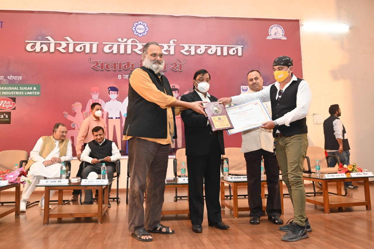 दीपक सिंह का सम्मान करते अतिथि।