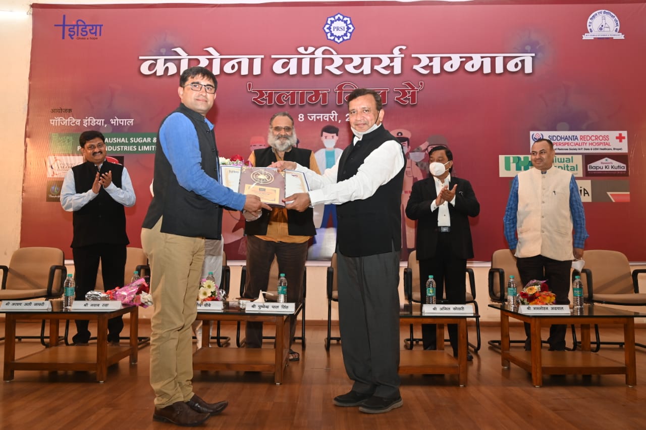 दिनेश शुक्ला का सम्मान करते अतिथि।