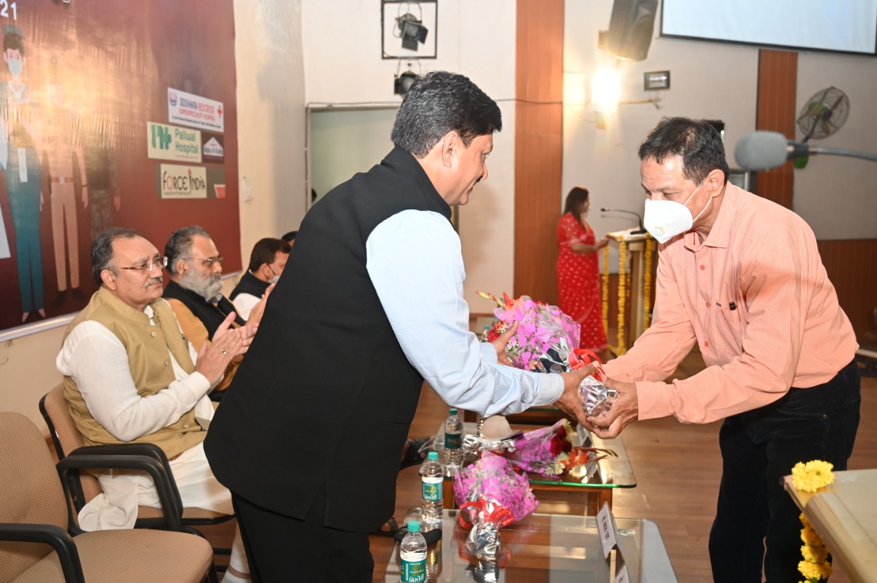 अतिथियों का सम्मान करते पॉजीटिव इंडिया के इरफान हैदर।