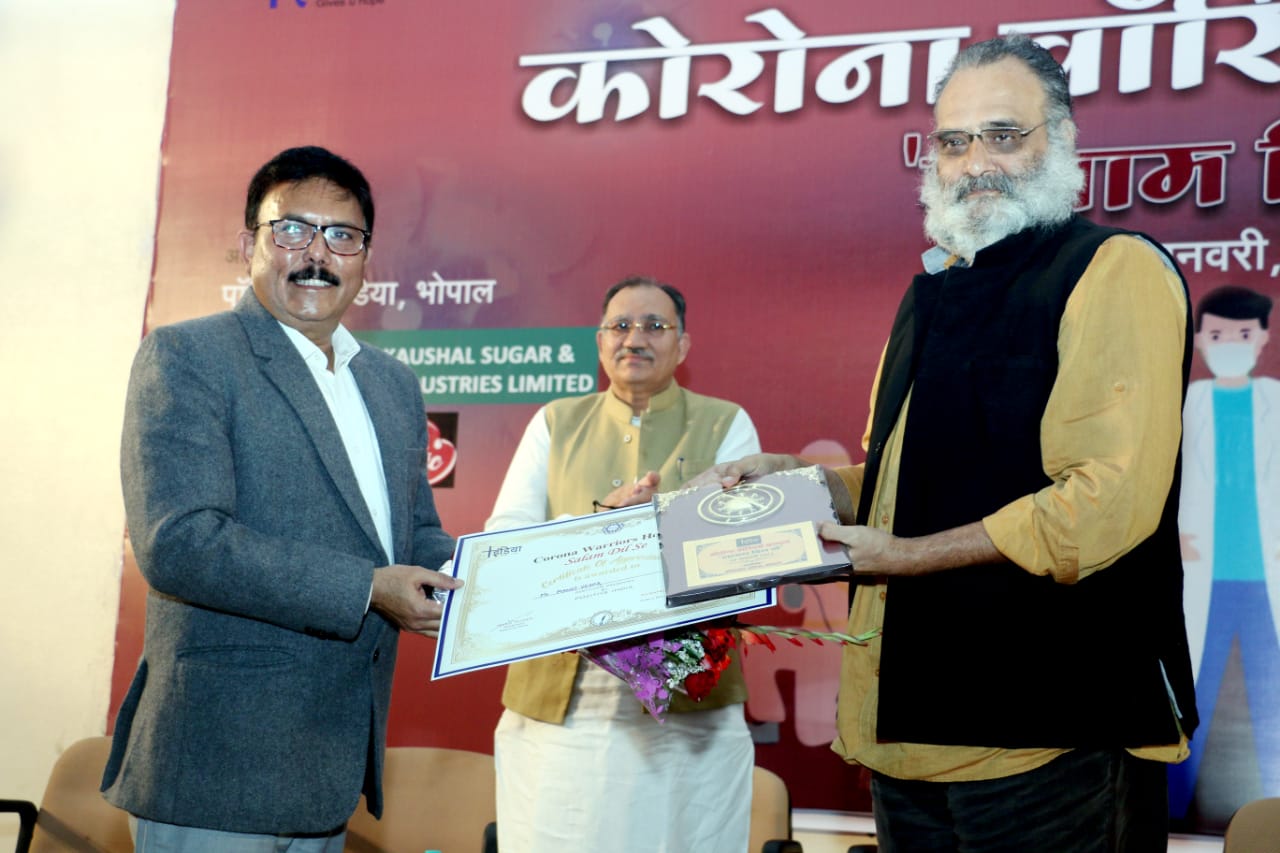 एसडीएम गोविंदपुरा मनोज वर्मा को सम्मानित करते हुए।