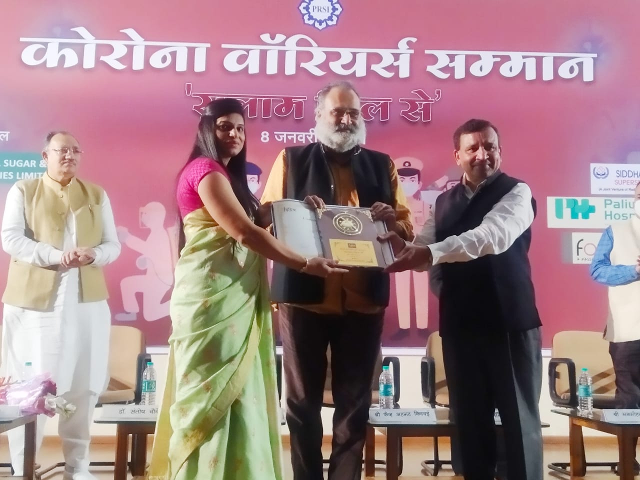 माही भजनी का सम्मान करते अतिथि।