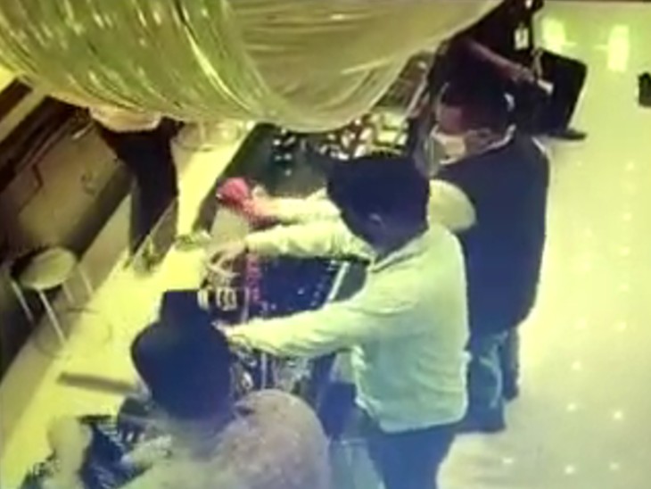 मुंबई में 4 बदमाश ग्राहक बनकर ज्वैलरी शॉप में घुसे, पिस्तौल की नोक पर लूटी 2 करोड़ की ज्वैलरी|मुंबई,Mumbai - Dainik Bhaskar