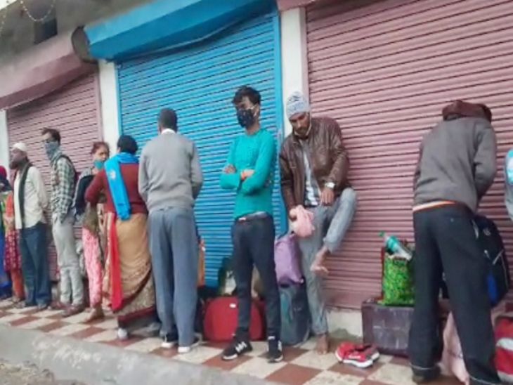बारिश के कारण लोगों ने दुकानों के सामने ठिकाना खोजा।