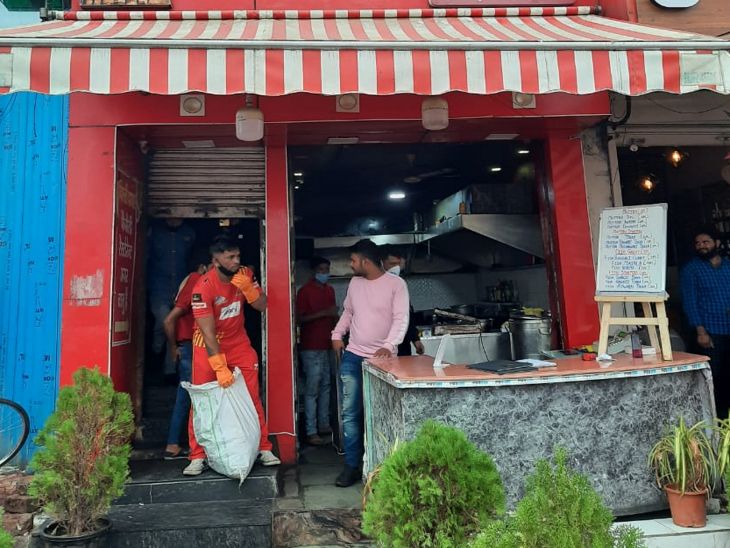 निगम की टीम दिल्ली दरबार में भी जांच के लिए पहुंची।
