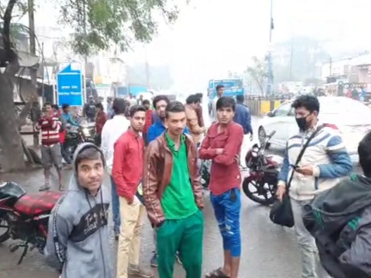 हादसे के बाद आस पड़ोस के लोग मदद को आगे आए।