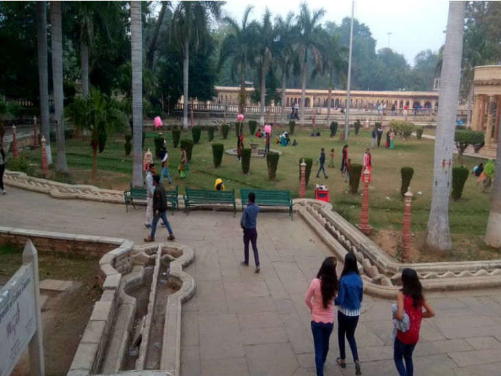 मौसम में न ज्यादा गर्मी है न ही सर्दी इस कारण सुबह-शाम पार्को में चहल-पहल बढ़ गई है