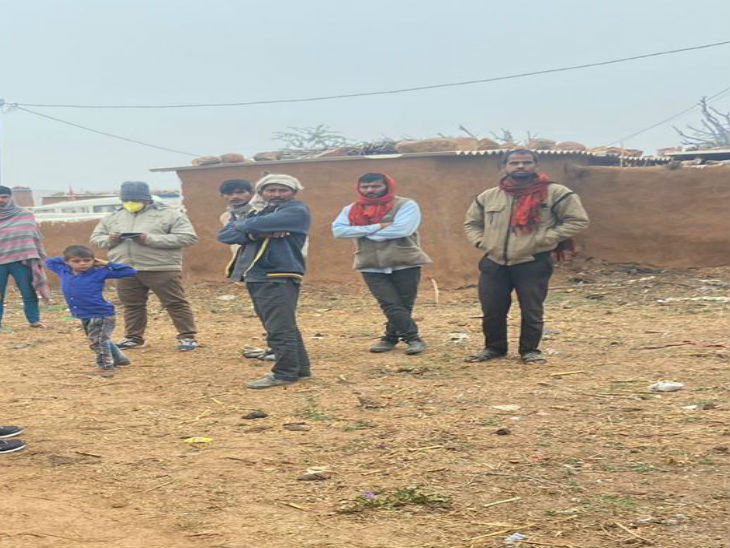 घटना स्थल के बाहर खड़े गांव और परिवार के लोग