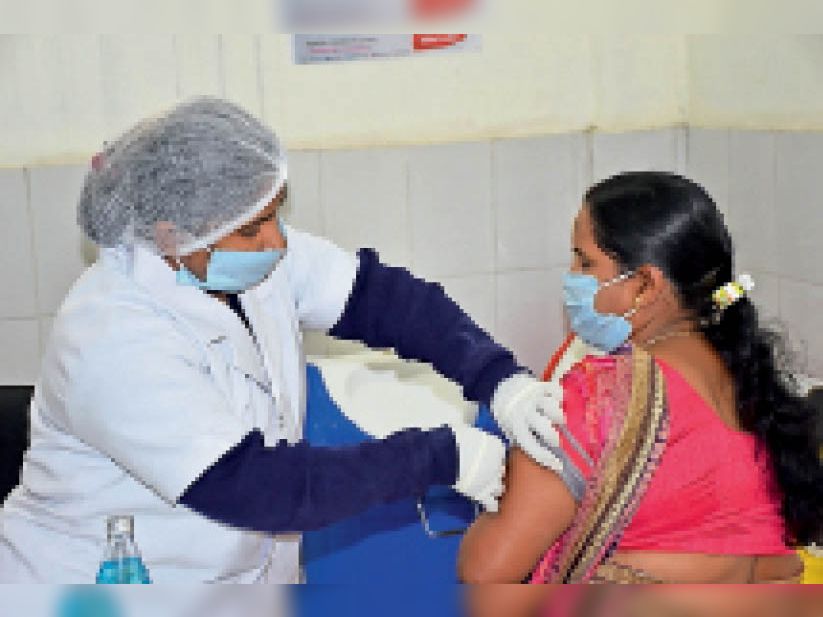 सदर अस्पताल में कोरोना वायरस टीकाकरण के लिए ड्राय रन में शामिल स्वास्थ्य कार्यकर्ता