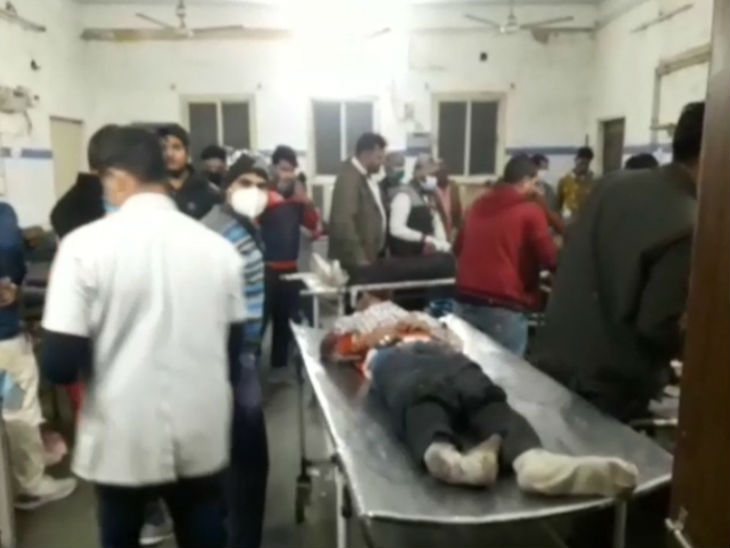 घटना के बाद घायलों का इलाज जेएएच के ट्रॉमा सेंटर में करते हुए डॉक्टर