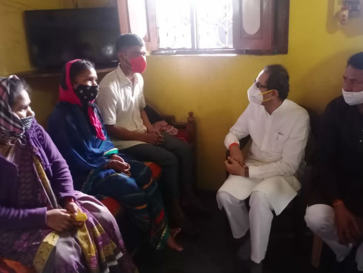 भोजापुर गांव में पीड़ित विश्वनाथ बहेरे और गीत बहेरे से मुलाकात करते मुख्यमंत्री।