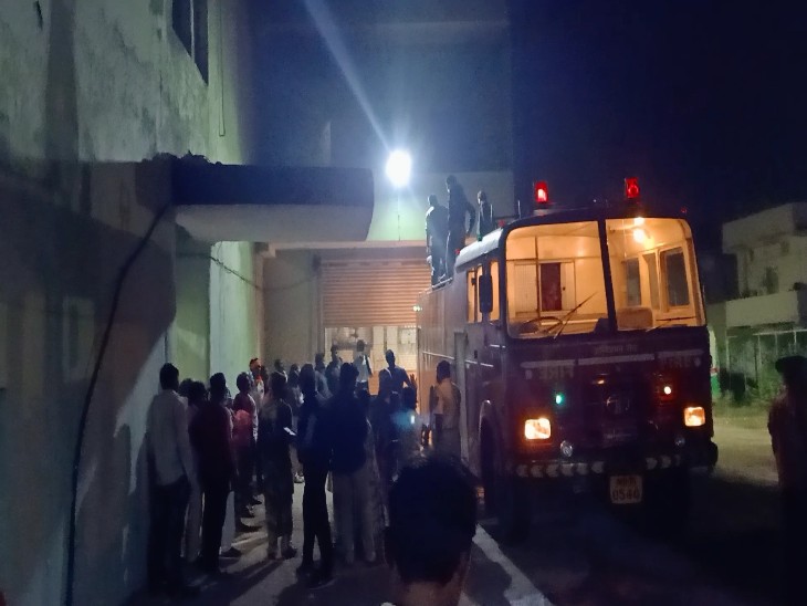 अस्पताल में आपात एंट्री की समस्या के चलते फायर फाइटिंग टीम पिछले छज्जे से चढ़कर अंदर दाखिल हुई थी।