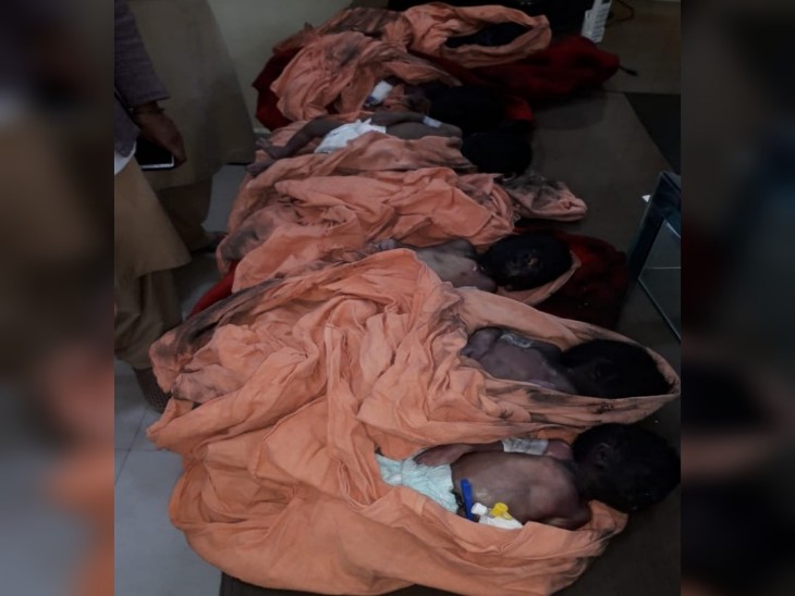 तस्वीर भंडारा के जिला अस्पताल की है। आग में झुलसे बच्चों के चेहरे काले पड़ गए थे।